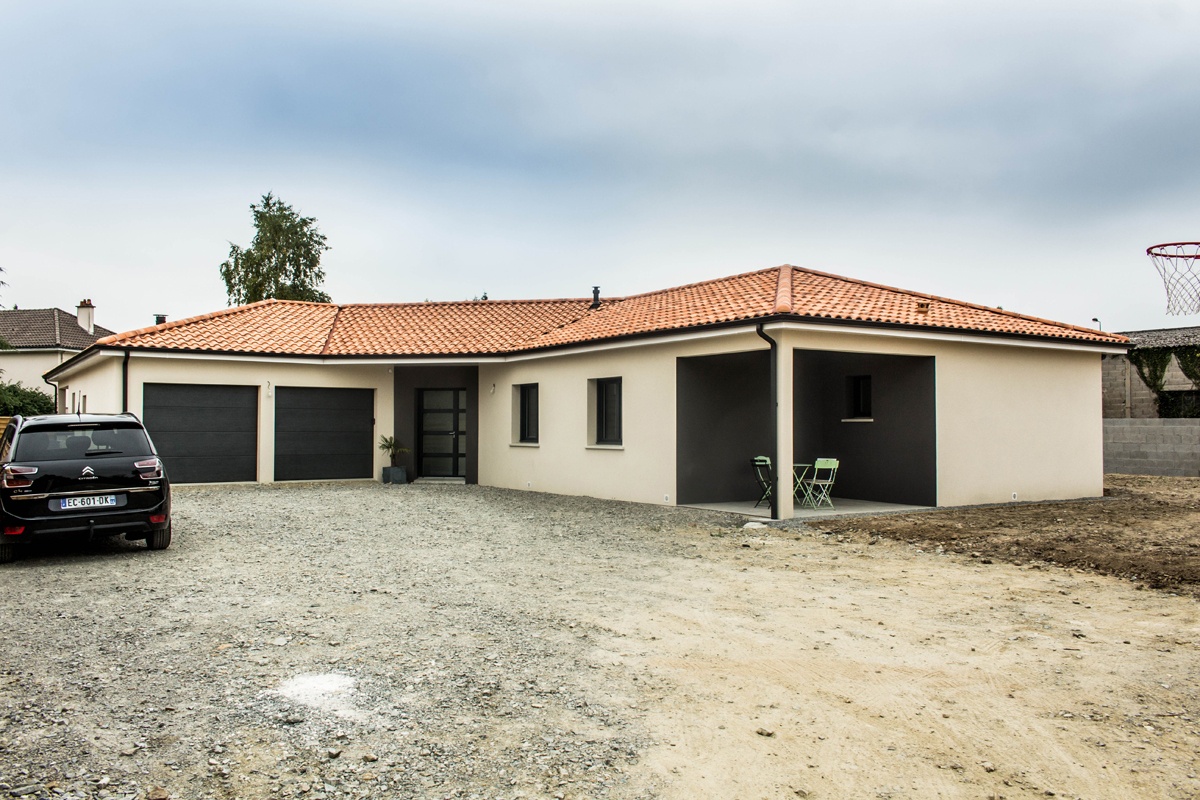 découvrez notre maison contemporaine au toit en tuiles, alliant modernité et tradition. un espace de vie lumineux et fonctionnel, parfaitement intégré à son environnement. idéale pour ceux qui recherchent confort et esthétique.