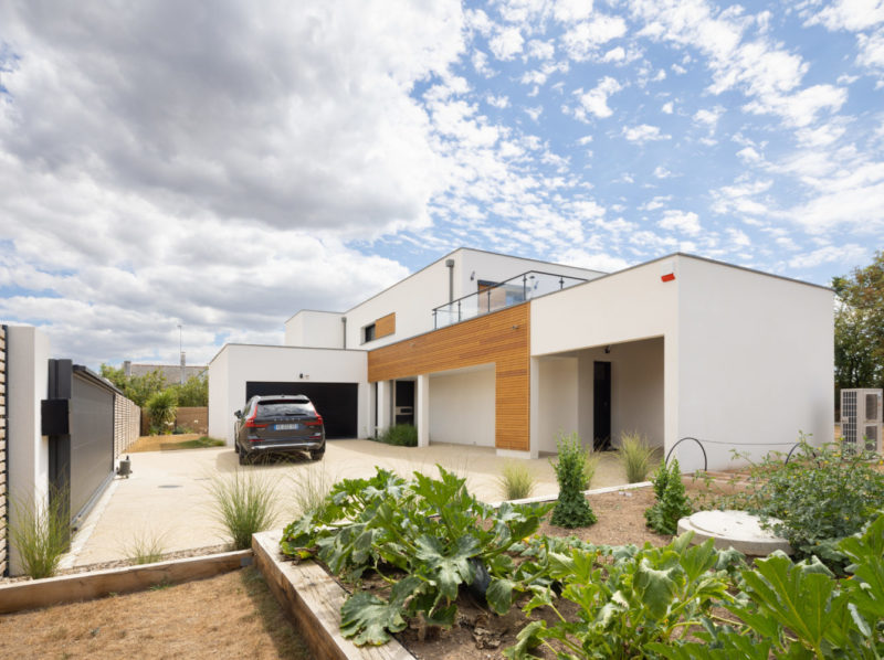 découvrez l'élégance contemporaine avec notre maison cubique, un espace de vie innovant alliant design moderne et fonctionnalité. profitez d'une architecture unique qui maximise la lumière naturelle et offre un intérieur spacieux pour toute la famille.
