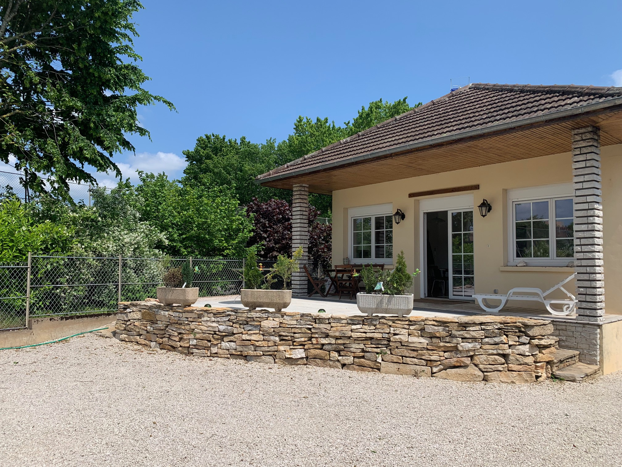 découvrez notre sélection de maisons à dijon, alliant charme historique et modernité. trouvez votre nid idéal au cœur de la bourgogne, proche des commodités et entouré d'un cadre enchanteur.