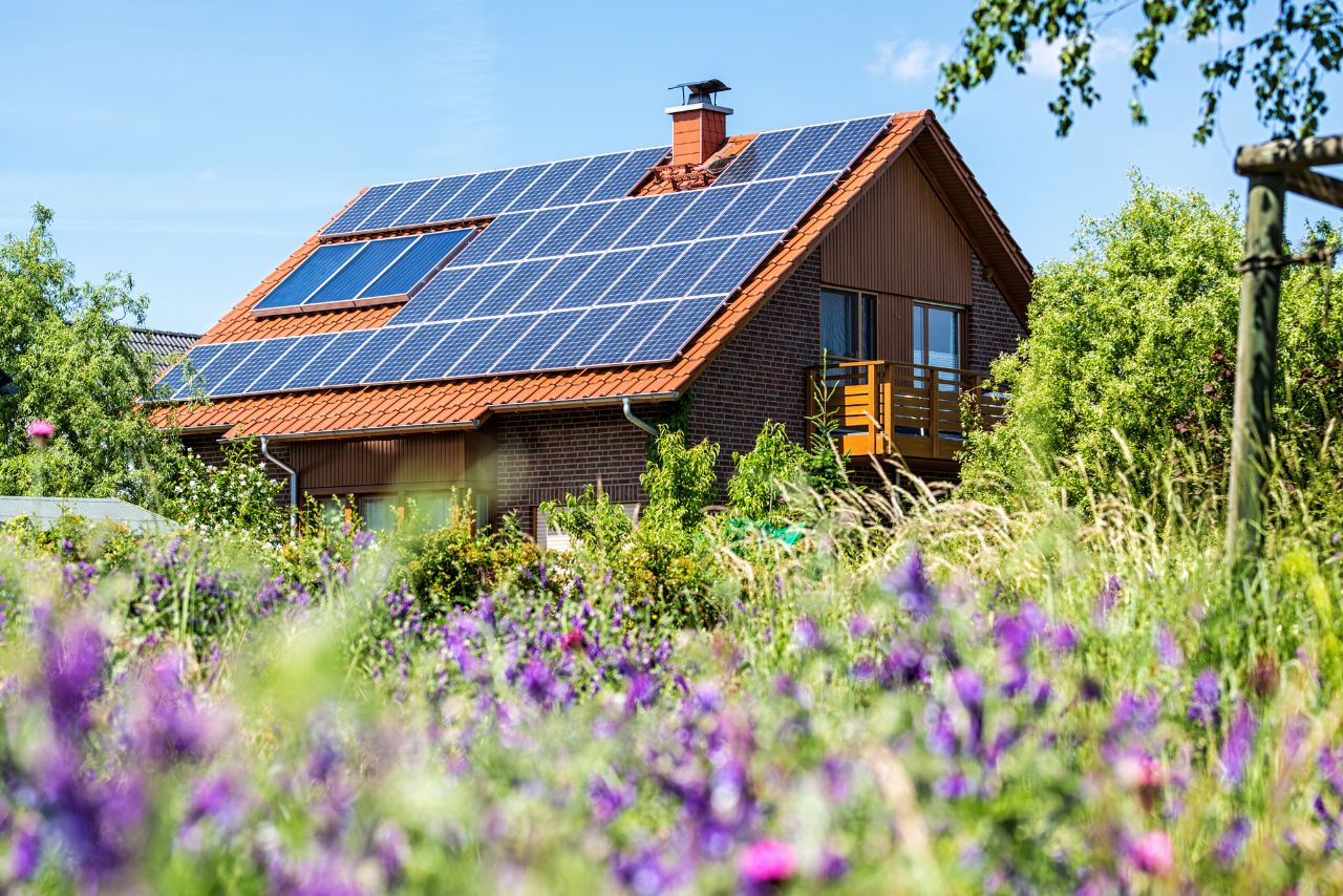 découvrez notre maison éco-responsable équipée de panneaux photovoltaïques. un habitat durable qui allie confort, économies d'énergie et respect de l'environnement. optez pour un mode de vie écoresponsable et réduisez votre empreinte carbone tout en profitant d'une énergie propre et renouvelable.