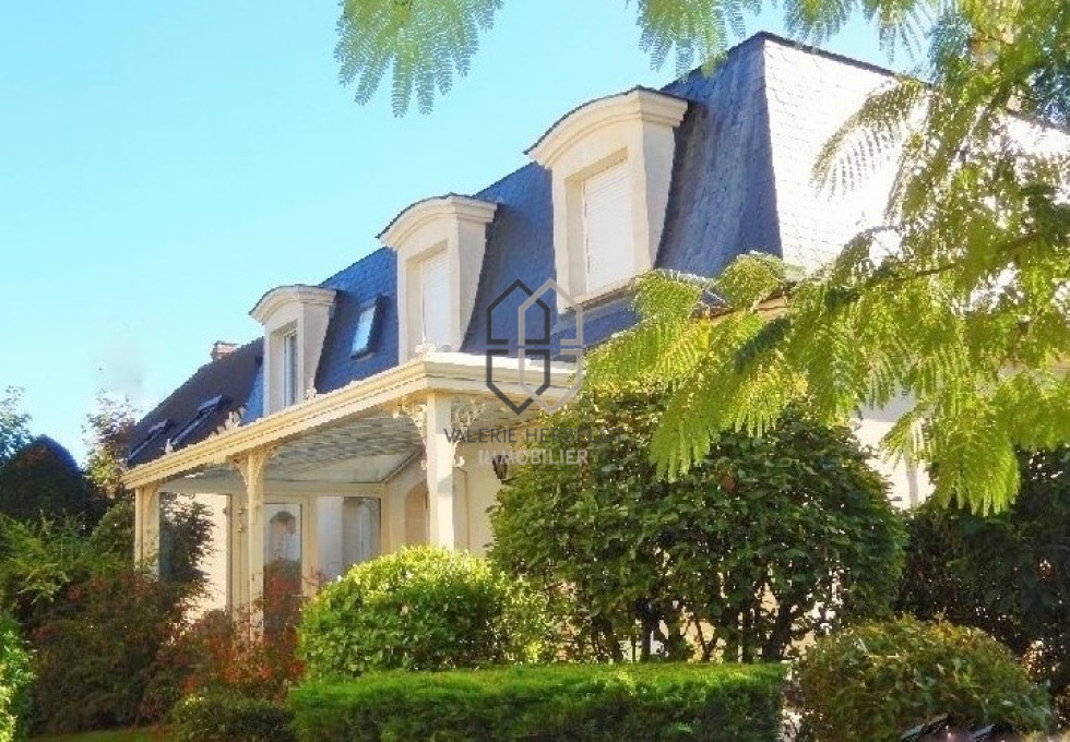 découvrez l'élégance et le charme de la maison mansard. avec son toit en pente caractéristique, cette architecture intemporelle allie fonctionnalité et esthétique. parfaite pour les amoureux du style classique, la maison mansard vous offre des espaces de vie lumineux et chaleureux. explorez vos options de conception et transformez votre rêve en réalité!