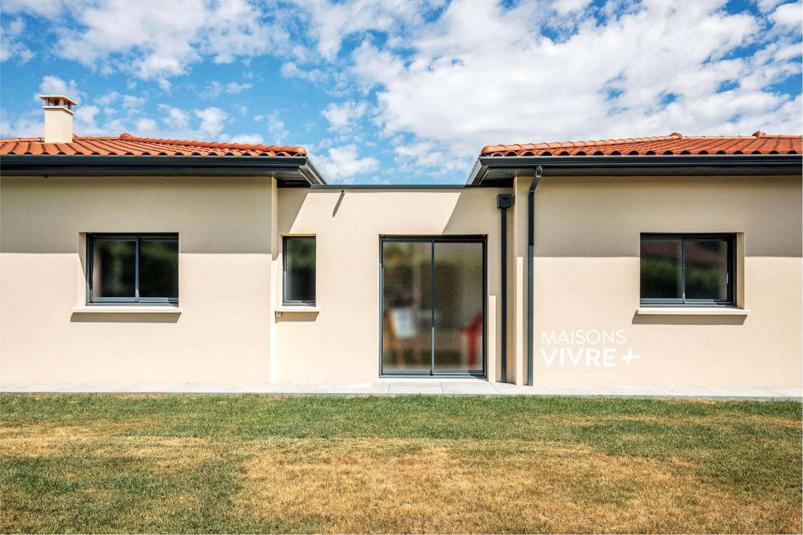 découvrez une maison moderne au design contemporain, mettant en avant un élégant toit plat. profitez d'un espace lumineux et fonctionnel, alliant esthétisme et confort, parfaite pour un mode de vie actuel.