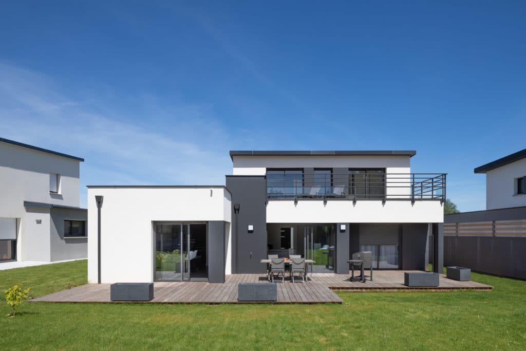 découvrez notre sélection de maisons modernes avec toit plat, alliant design contemporain et fonctionnalité. idéales pour un mode de vie urbain, ces habitations offrent des espaces ouverts lumineux et des finitions de qualité.