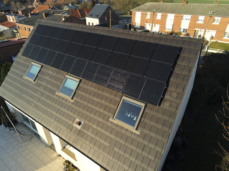 découvrez notre maison neuve équipée de panneaux photovoltaïques, alliant confort moderne et respect de l'environnement. profitez d'une habitation autonome en énergie, économique et durable, tout en contribuant à la transition énergétique. visitez-nous pour en savoir plus!