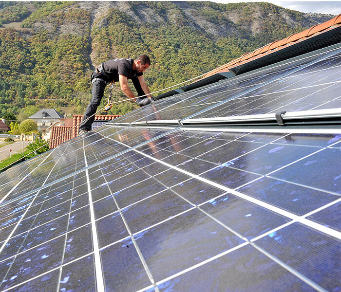 découvrez notre maison neuve équipée de panneaux photovoltaïques, alliant confort moderne et respect de l'environnement. profitez d'une habitation écologique qui réduit vos factures d'énergie tout en offrant un cadre de vie agréable et lumineux.