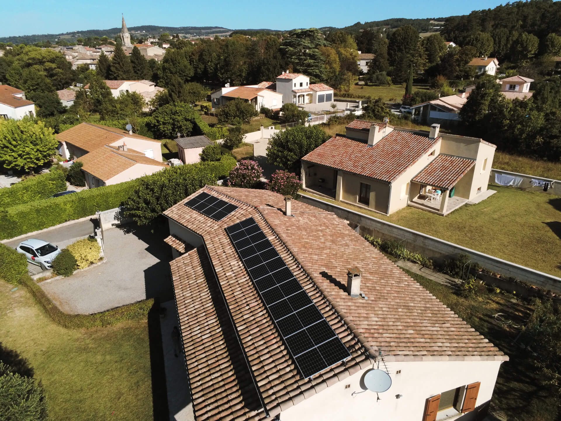 découvrez nos maisons neuves équipées de panneaux photovoltaïques, alliant modernité, confort et respect de l'environnement. profitez d'une habitation éco-responsable qui réduit vos factures d'énergie tout en vous offrant un cadre de vie agréable.
