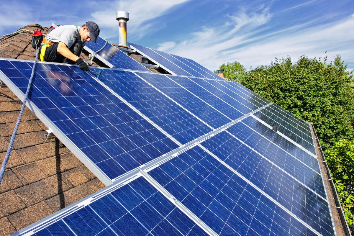 découvrez comment installer des panneaux solaires sur votre maison pour réduire vos factures d'énergie et contribuer à la protection de l'environnement. profitez de conseils pratiques, d'astuces d'experts et d'informations sur les aides financières disponibles.