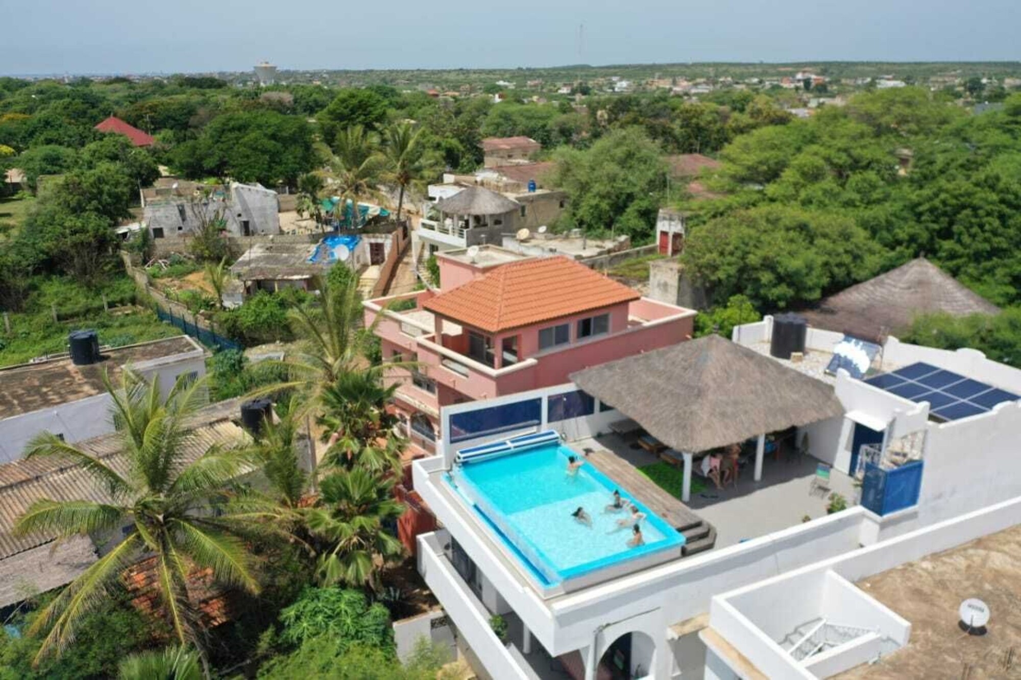 découvrez le parfait équilibre entre confort et détente avec notre maison équipée d'une piscine sur le toit. profitez de vues imprenables et d'un espace de vie luxueux, idéal pour se relaxer ou recevoir des amis. votre oasis de bien-être vous attend !