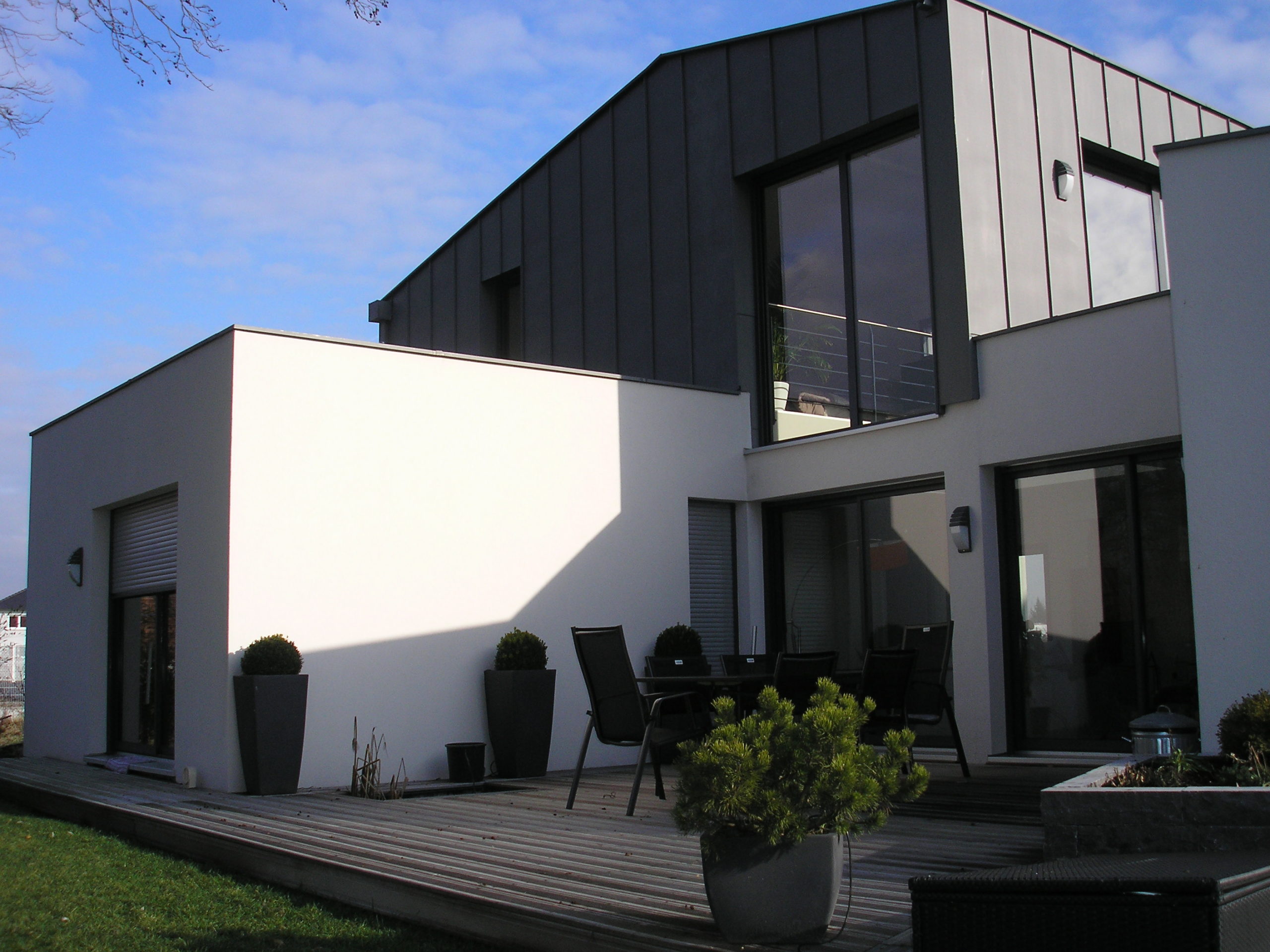 découvrez notre guide sur les maisons à toit 2 pans, un style architectural intemporel qui allie esthétique et fonctionnalité. explorez les avantages, les designs variés et des conseils pour construire la maison de vos rêves avec un toit à deux versants.