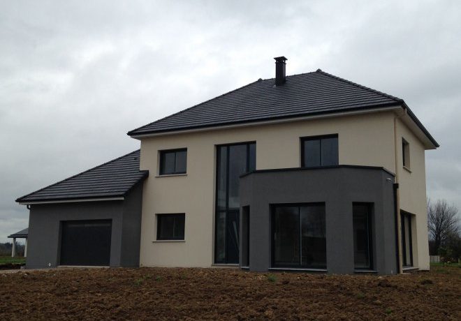 découvrez notre maison r+1 au toit plat, alliant modernité et fonctionnalité. idéale pour une vie contemporaine, elle offre des espaces lumineux et accueillants. parfaite pour les familles en quête d'un cadre de vie agréable et tendance.