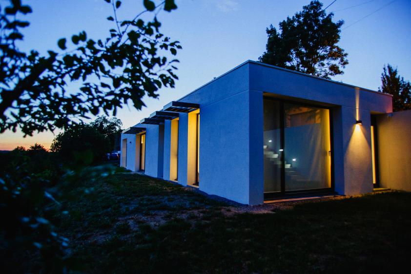 découvrez l'univers fascinant de la 'maison sans toit', un concept architectural audacieux qui repousse les limites de l'habitat traditionnel. explorez les avantages de vivre en harmonie avec la nature tout en bénéficiant d'un design innovant et écologique.