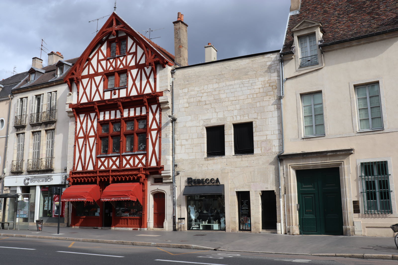 découvrez l'univers unique de la 'maison sans toit', un concept architectural innovant qui défie les conventions traditionnelles. apprenez comment cet espace ouvert favorise la connexion avec la nature tout en offrant une expérience de vie à la fois audacieuse et inspirante.