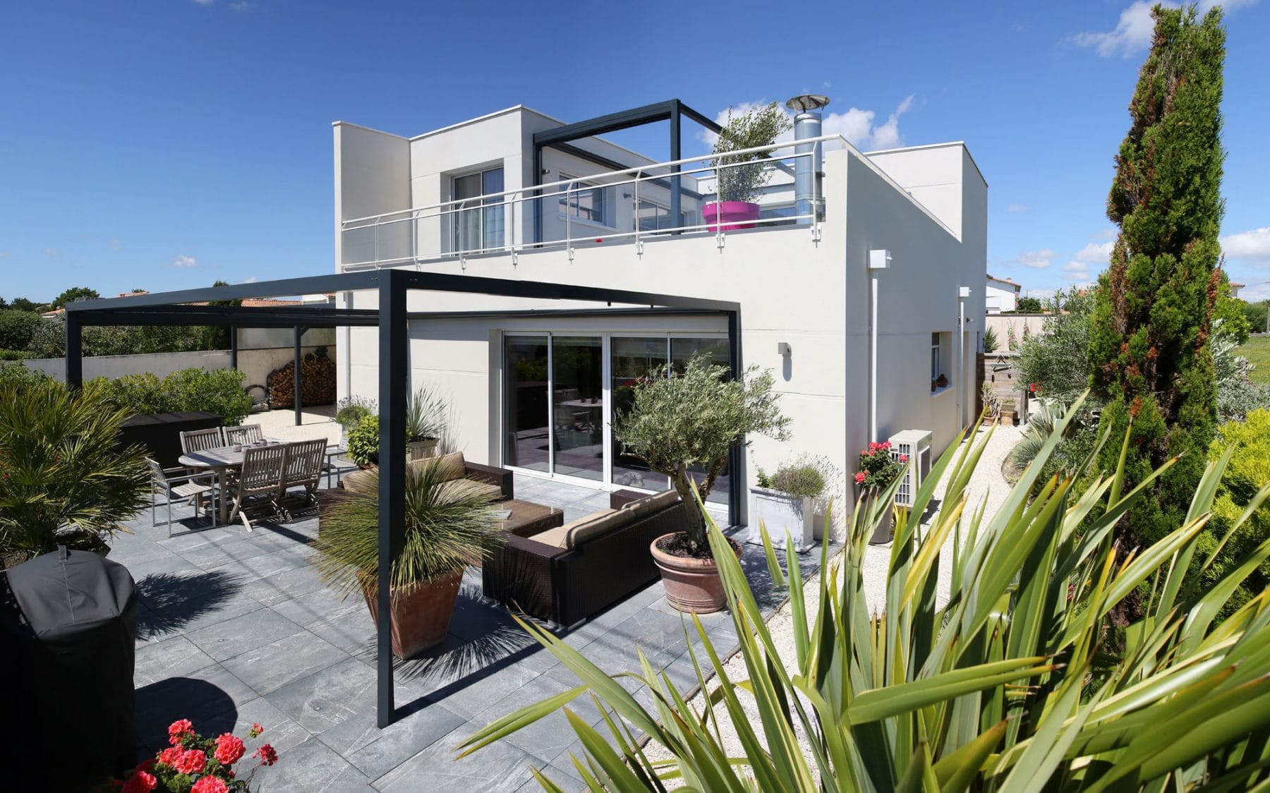 découvrez notre sélection de maisons avec terrasse, idéales pour profiter du plein air. que vous recherchiez un cadre paisible ou un espace convivial pour vos repas en extérieur, trouvez la maison de vos rêves avec une terrasse qui vous correspond.