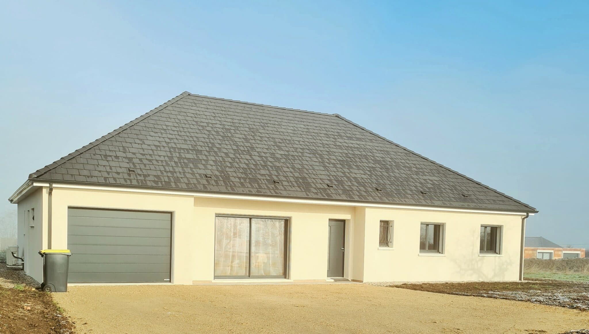 découvrez notre guide complet sur la maison à toit 4 pans, une architecture alliant esthétisme et praticité. apprenez les avantages de ce type de construction, ses différents styles et comment il peut valoriser votre propriété tout en optimisant l'espace.