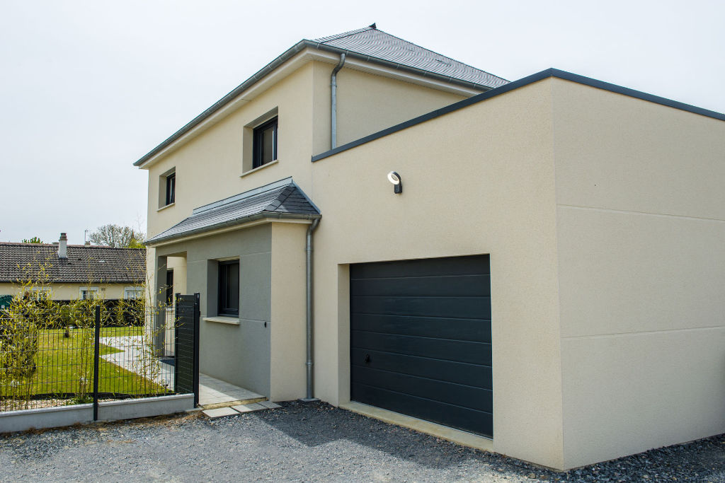 découvrez notre maison à toit 4 pans, un modèle alliant esthétique et fonctionnalité. profitez de son design moderne, optimisé pour l'efficacité énergétique, et d'espaces de vie confortables. idéale pour les familles, cette maison offre un cadre de vie agréable et chaleureux.