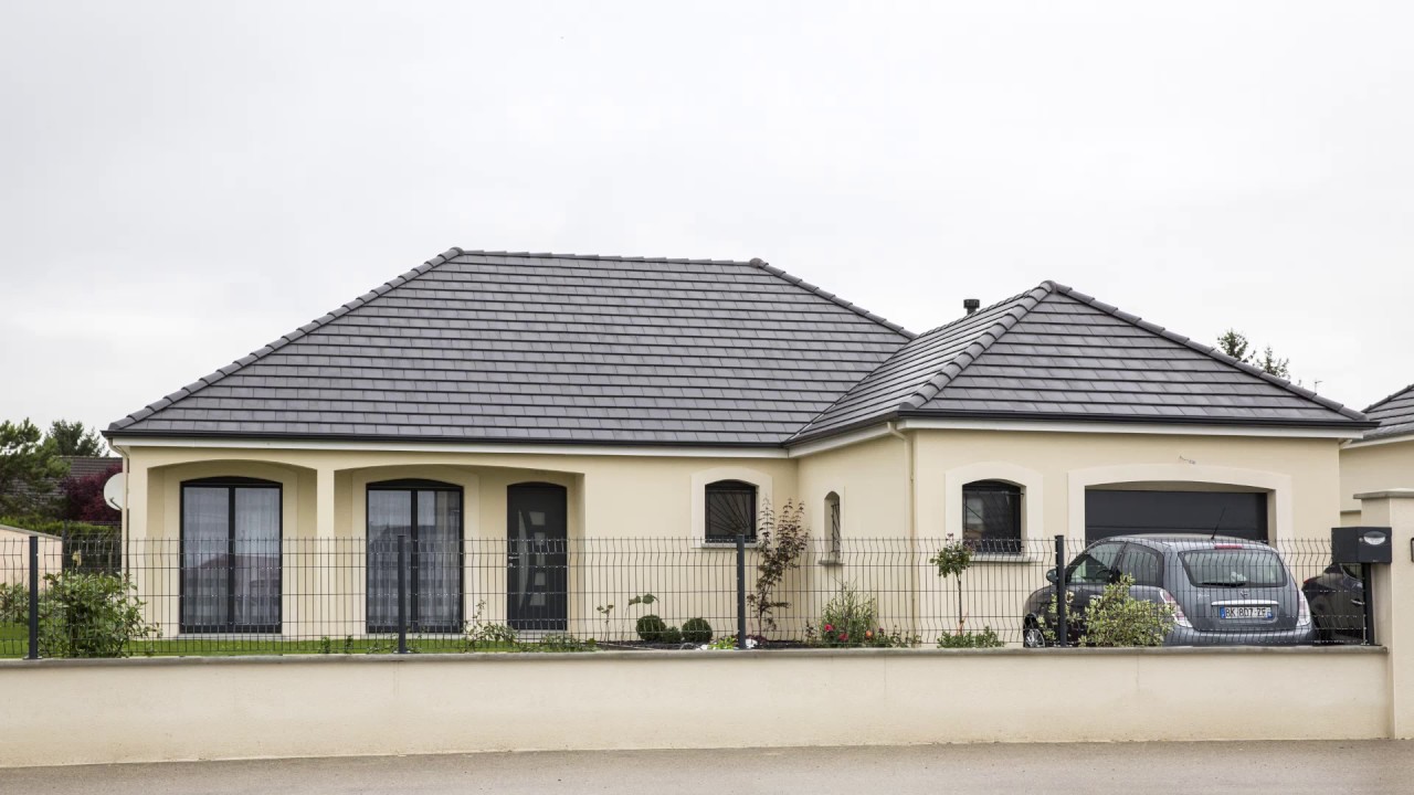 découvrez le charme des maisons à toit à 4 pentes, alliant esthétisme et fonctionnalité. profitez d'espaces de vie lumineux et d'une excellente résistance aux intempéries, le tout dans un style architectural intemporel.
