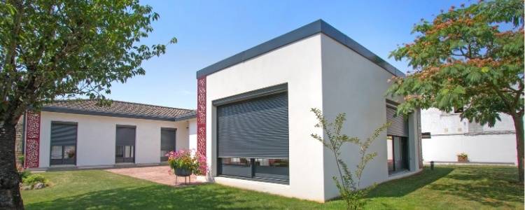 découvrez les avantages et le charme d'une maison à toit pentu. ce style architectural allie esthétique et fonctionnalité, offrant une excellente évacuation des eaux de pluie tout en apportant du cachet à votre habitation. plongez dans l'univers des maisons à toit pentu pour trouver l'inspiration pour votre projet immobilier.