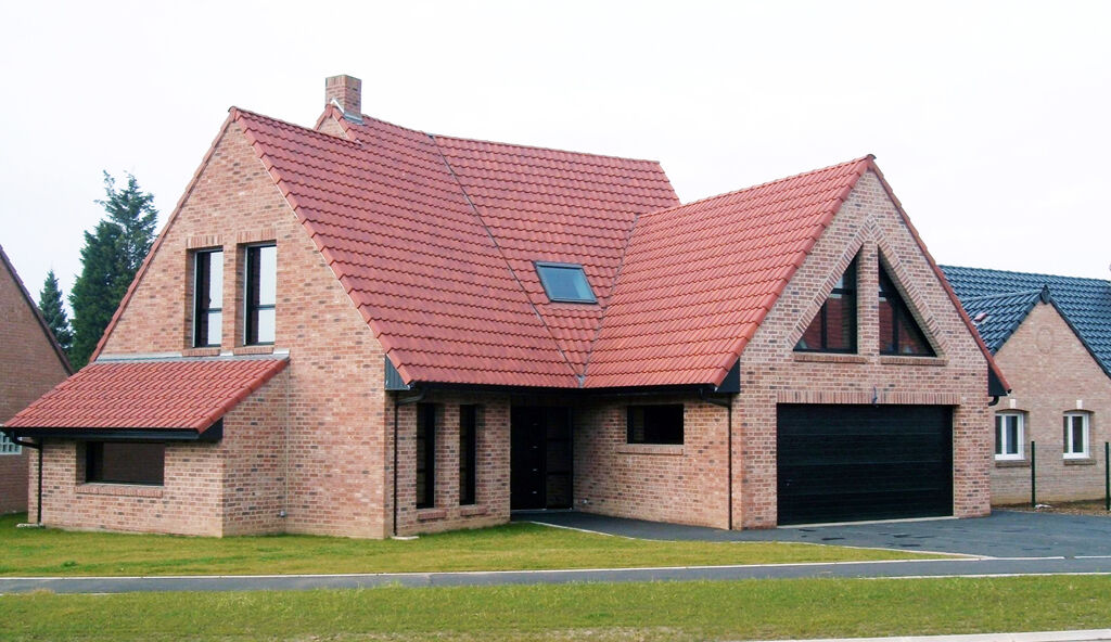 découvrez notre sélection de maisons à toit pentu, alliant esthétique et fonctionnalité. explorez des designs modernes et traditionnels, parfaits pour profiter d'un joli style architectural tout en offrant une excellente gestion des eaux pluviales. trouvez la maison idéale pour allier confort et charme.