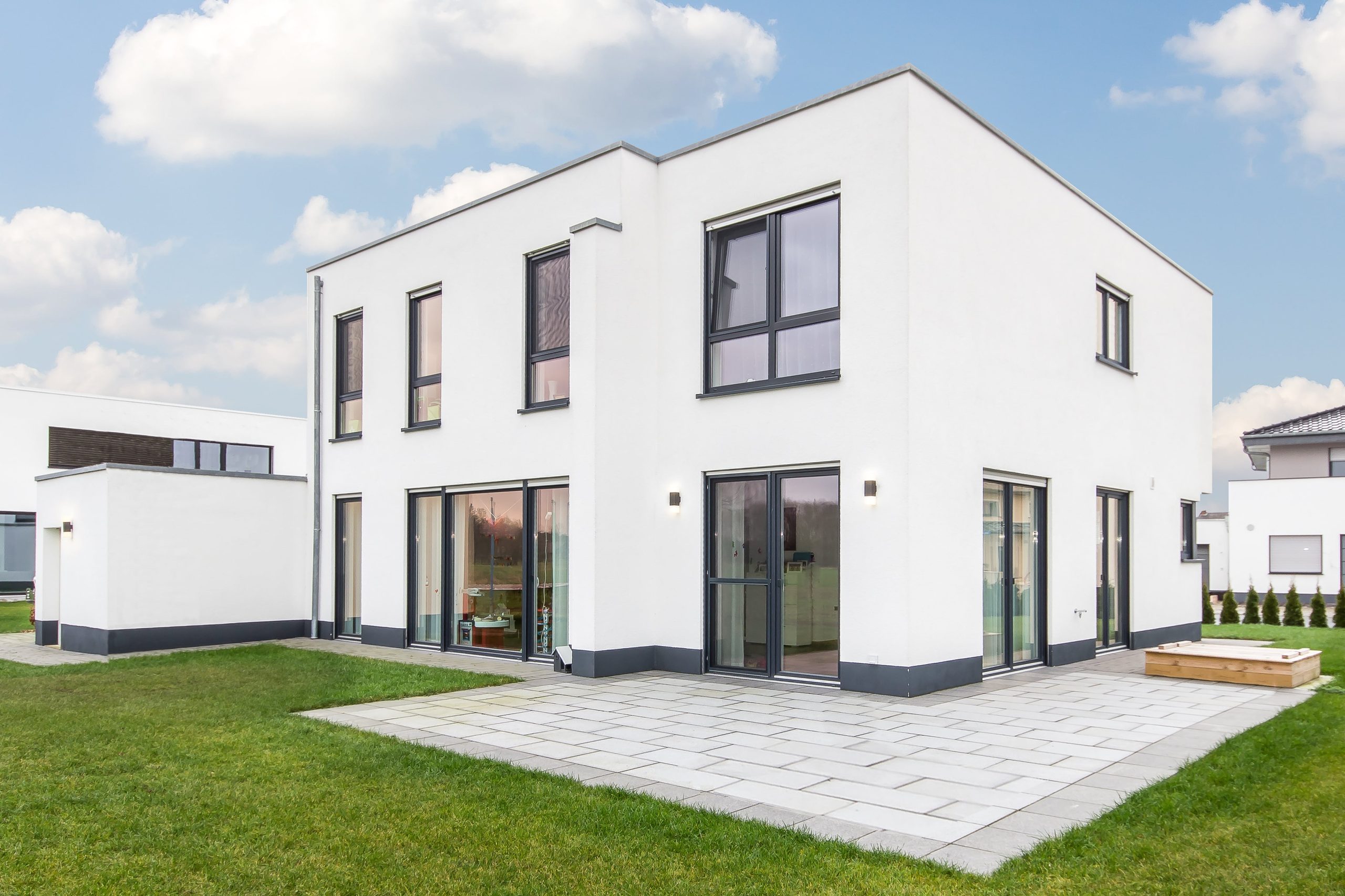 découvrez l'élégance et la modernité des maisons à toit plat. idéales pour une architecture contemporaine, ces habitations offrent des espaces lumineux et des possibilités d'aménagement uniques. explorez les atouts d'une maison à toit plat pour un style de vie moderne et fonctionnel.