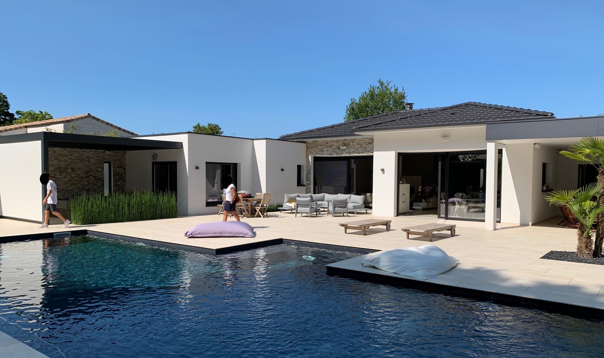 découvrez les avantages d'une maison à toit plat : design moderne, maximisation de l'espace et possibilité d'aménagement sur le toit. explorez nos conseils et inspirations pour construire ou rénover votre maison avec un toit plat.