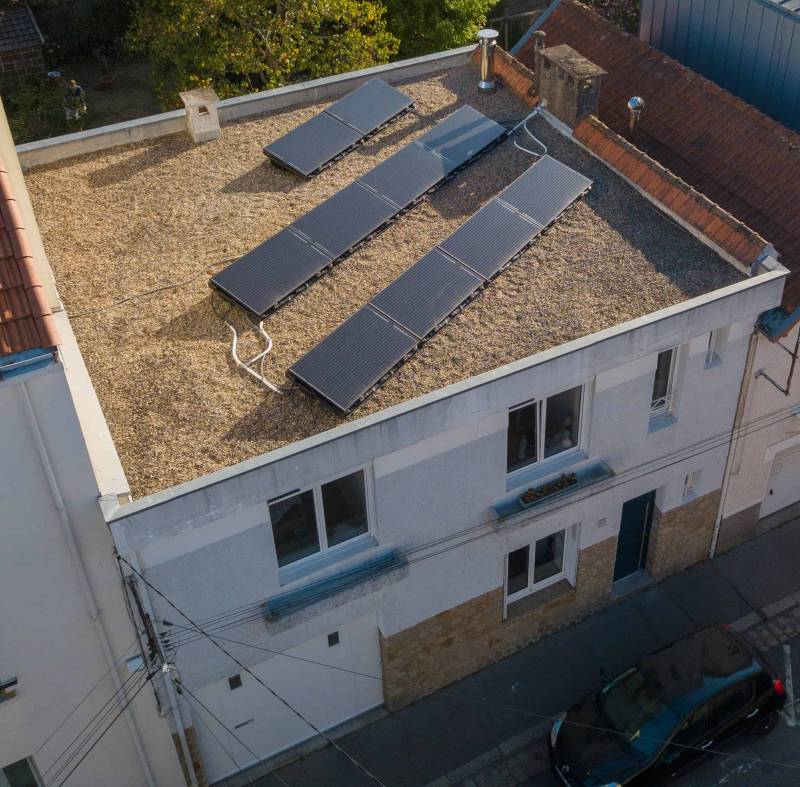 découvrez notre guide complet sur les maisons à toit plat équipées de panneaux photovoltaïques. apprenez comment optimiser l'énergie solaire pour un habitat durable et moderne, alliant esthétique et écologie.