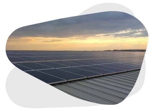 découvrez notre maison à toit plat équipée de panneaux photovoltaïques, alliant modernité et éco-responsabilité. profitez d'un habitat lumineux et durable tout en réduisant votre empreinte carbone.