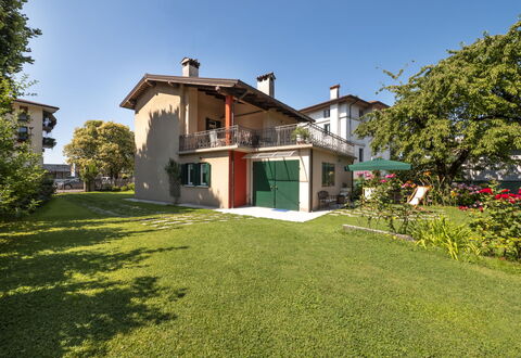 découvrez notre maison au toit tripointe, alliant un design moderne et une fonctionnalité optimale. profitez d'un espace de vie lumineux et élégant, parfait pour une famille, dans un cadre harmonieux.