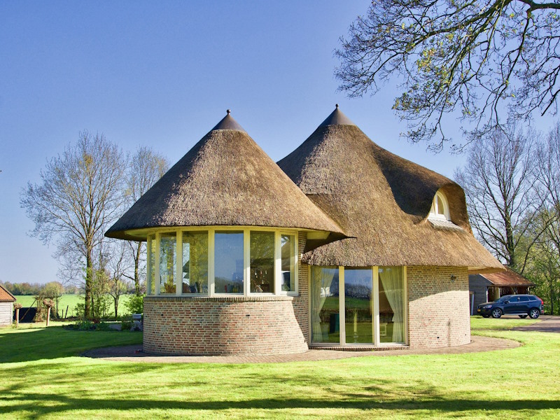 découvrez l'univers des maisons en chaume, un mélange parfait d'authenticité et de charme naturel. explorez des designs uniques, des matériaux durables et des conseils d'experts pour réaliser votre rêve de maison écologique.