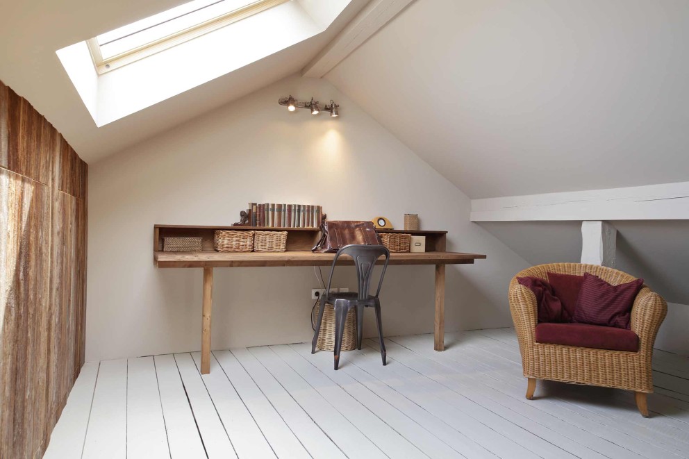 découvrez l'univers de la mansarde, un espace sous les toits mêlant charme et fonctionnalité. explorez nos conseils pour aménager et décorer cette pièce atypique avec style, tout en optimisant la lumière et l'espace.