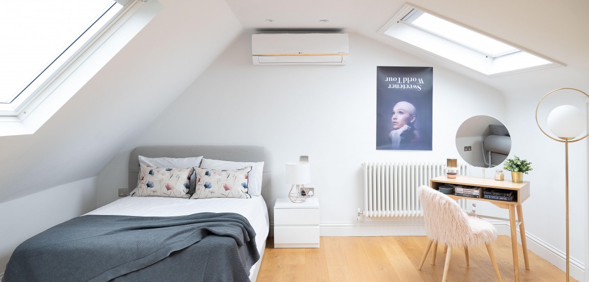 explorez le charme d'une mansarde, un espace intime sous les toits, alliant élégance et praticité. découvrez comment aménager cette pièce unique pour en faire un coin cocooning ou un bureau inspirant. plongez dans l'univers des mansardes et laissez-vous séduire par leur caractère chaleureux.