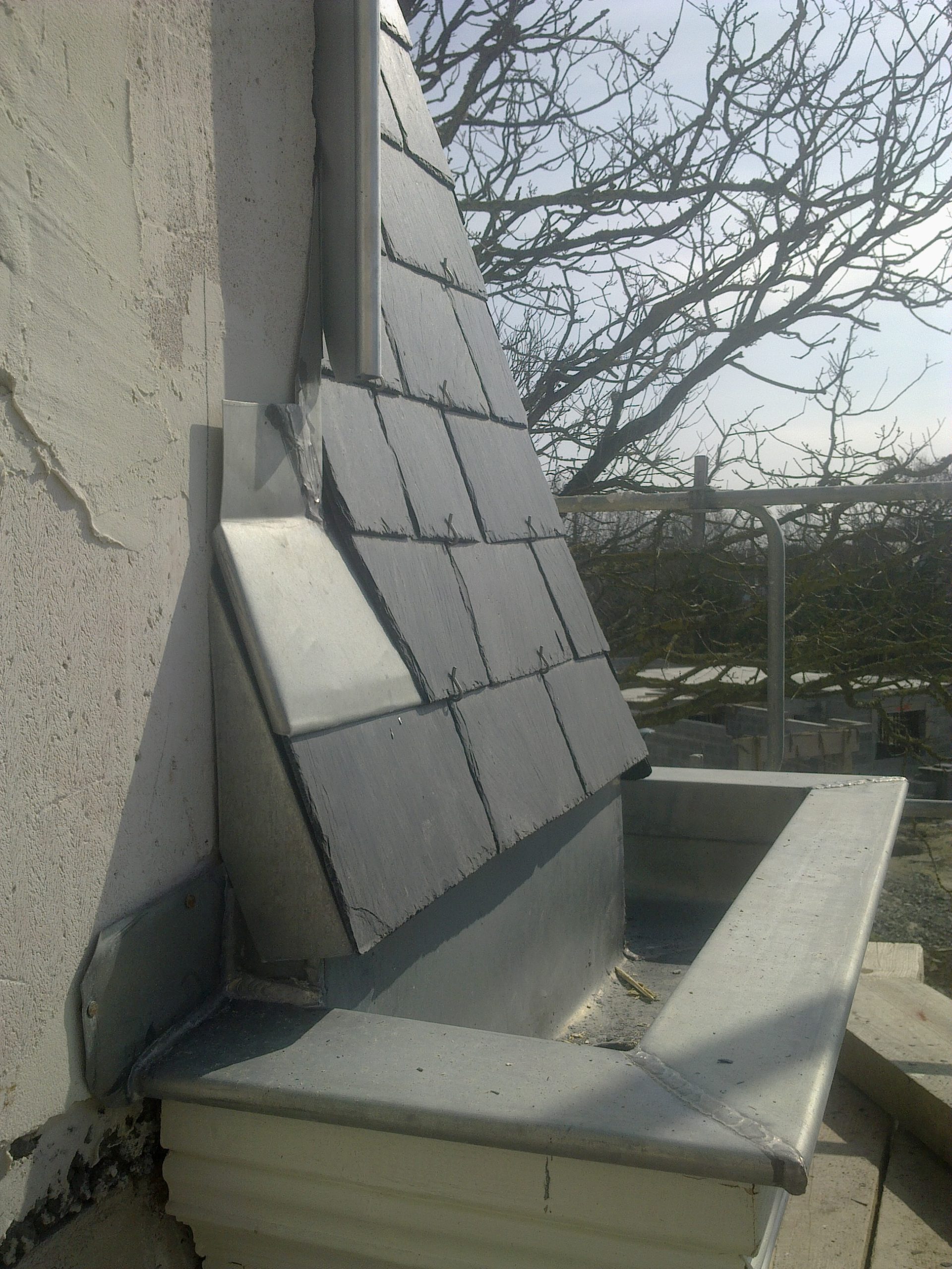 découvrez les meilleures techniques et conseils pour marcher sur un toit en zinc en toute sécurité. que vous soyez un professionnel ou un amateur, apprenez les précautions à prendre et les équipements nécessaires pour travailler sur ce type de toiture.