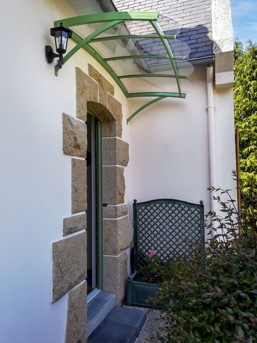 découvrez l'élégance intemporelle des marquises, ces structures décoratives qui embellissent vos espaces extérieurs tout en offrant un abri charmant. apprenez comment choisir la marquise idéale pour votre maison, en alliant esthétisme et fonctionnalité.