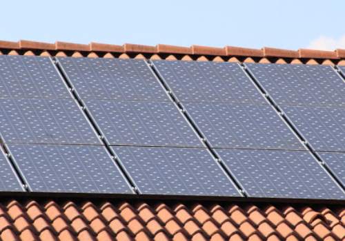 découvrez comment monétiser votre toiture grâce à l'installation de panneaux solaires. profitez d'un revenu complémentaire tout en contribuant à la transition énergétique et en réduisant votre empreinte carbone.