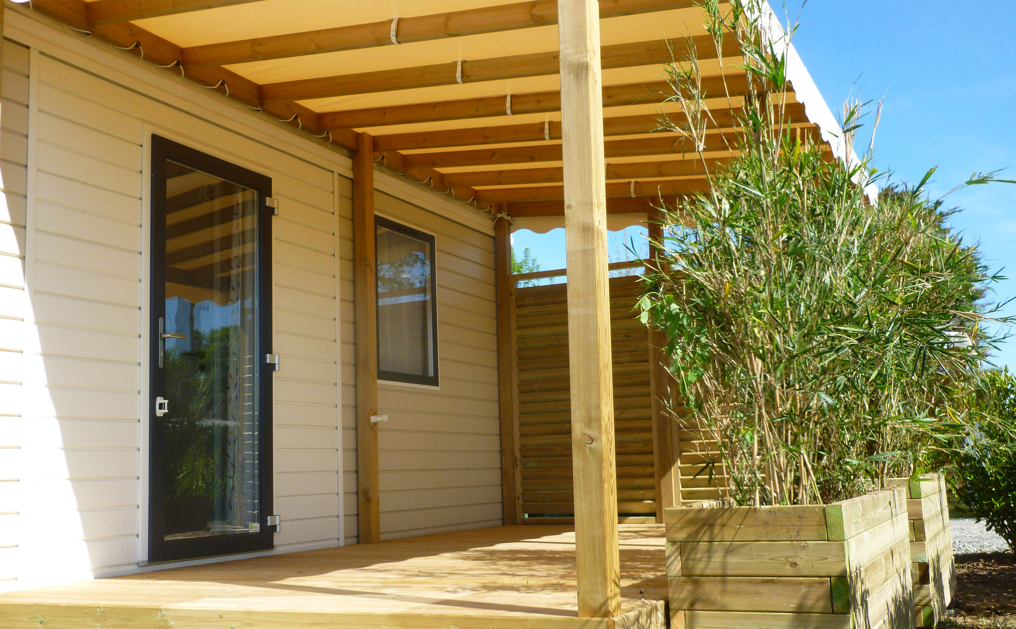 découvrez nos conseils et astuces pour le montage d'une terrasse pour votre mobil-home. aménagez un espace extérieur confortable et esthétique, parfait pour profiter de vos vacances en plein air.