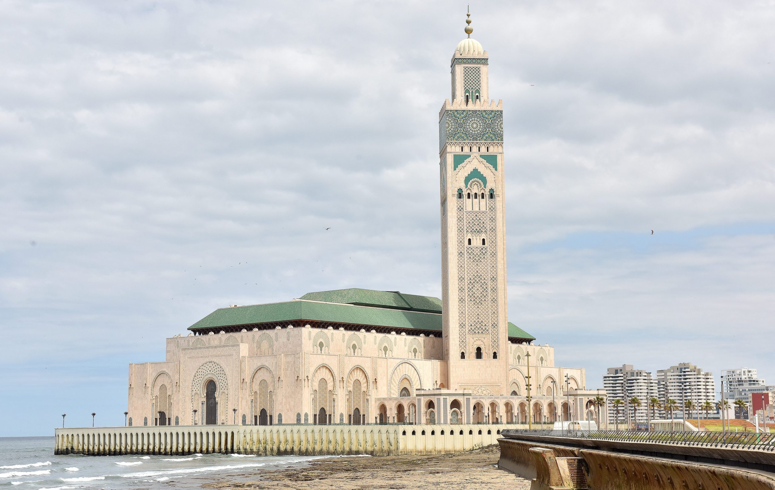 découvrez la majestueuse mosquée hassan ii, un chef-d'œuvre architectural situé à casablanca, au maroc. avec son minaret impressionnant de 210 mètres, elle est l'une des plus grandes mosquées du monde. explorez son intérieur somptueux, sa vue imprenable sur l'océan atlantique et plongez dans l'histoire et la culture marocaine à travers ce site emblématique.