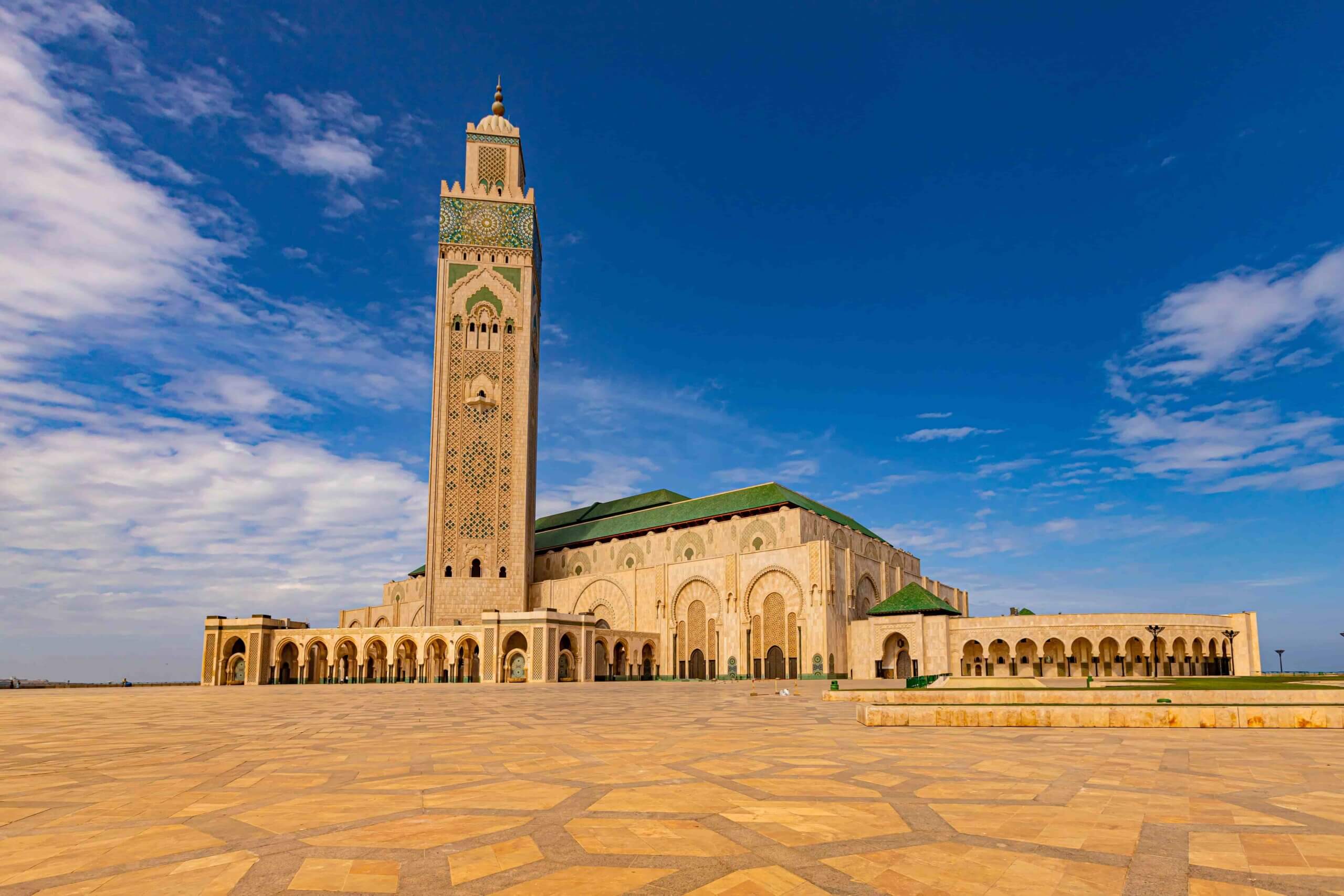 découvrez la majestueuse mosquée hassan ii à casablanca, un chef-d'œuvre architectural surplombant l'océan atlantique. avec son minaret de 210 mètres, elle est la plus haute mosquée d'afrique et un symbole de la culture marocaine. visitez ce monument emblématique qui allie tradition et modernité.