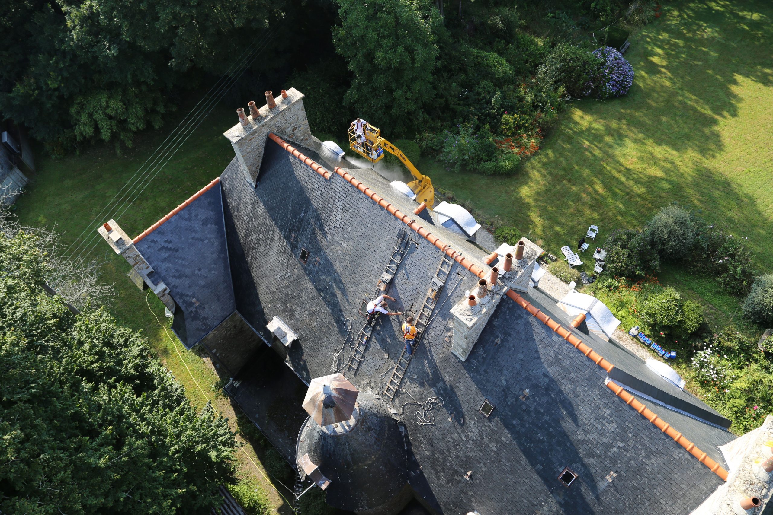 découvrez notre guide complet sur la mousse toit ardoise : causes, conséquences et solutions efficaces pour préserver l'esthétique et la durabilité de votre toiture. protégez votre maison des nuisances liées à l'accumulation de mousse.