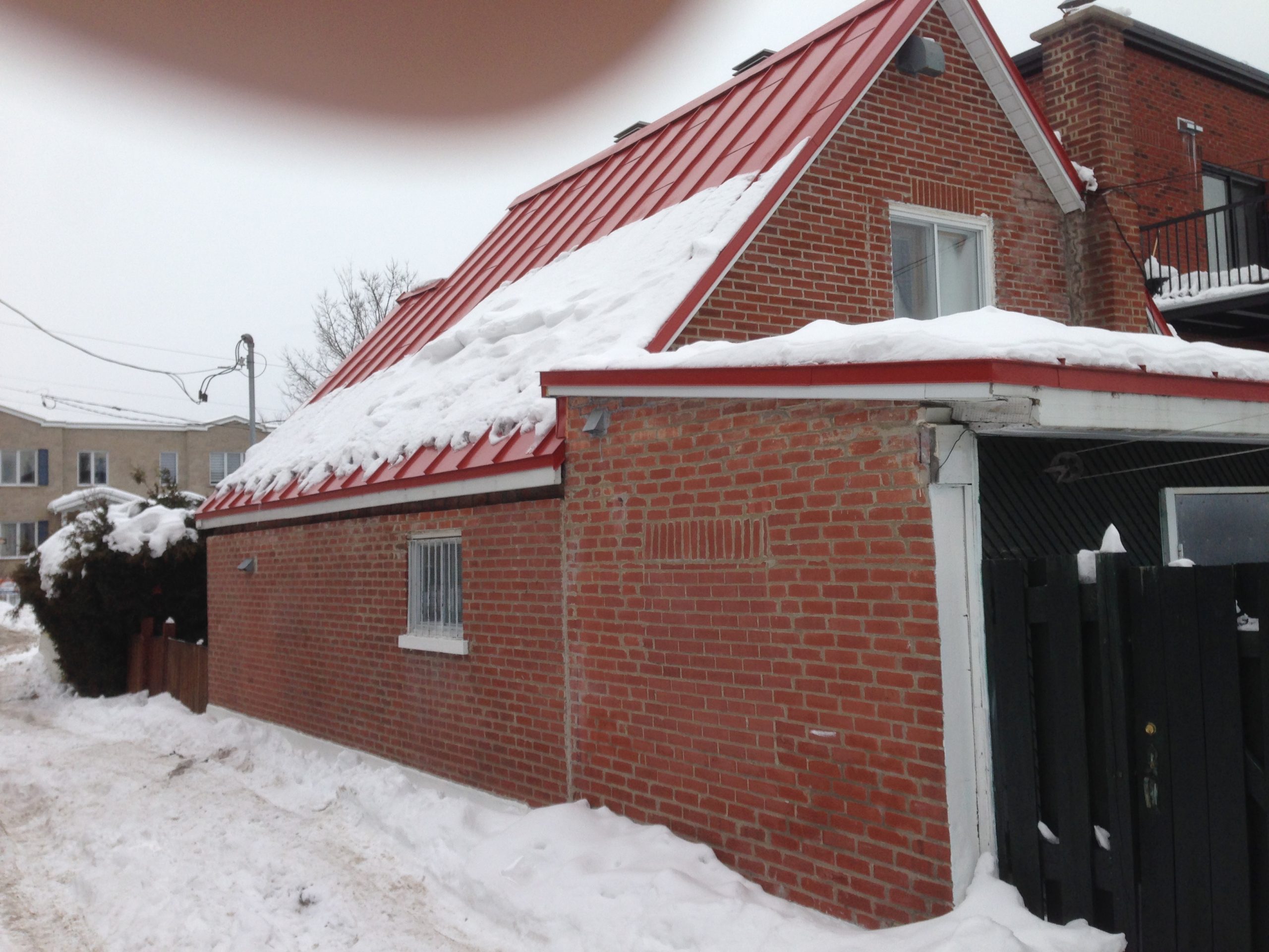 découvrez comment gérer la neige sur votre toit pour éviter les dommages et garantir la sécurité de votre maison. nos conseils pratiques vous aideront à prévenir l'accumulation excessive et à protéger votre toiture durant l'hiver.