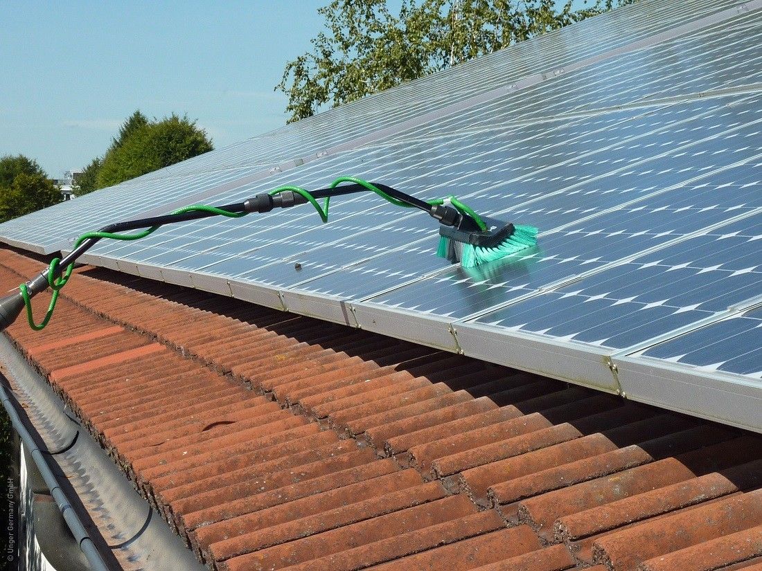 assurez le rendement optimal de vos panneaux solaires grâce à notre service professionnel de nettoyage. prolongez leur durée de vie et maximisez votre production d'énergie solaire avec nos techniques adaptées et respectueuses de l'environnement.