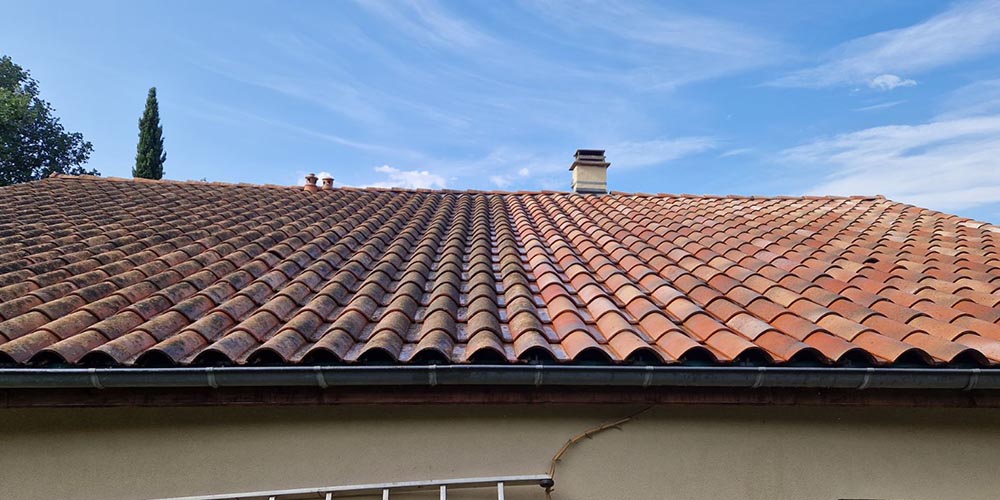 découvrez nos services de nettoyage de toit pour redonner vie à votre toiture. éliminez mousse, lichens et salissures pour prolonger la durée de vie de votre toit. obtenez un devis gratuit dès aujourd'hui!