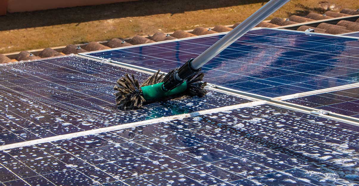 découvrez l'importance du nettoyage des toits photovoltaïques pour optimiser leur performance et prolonger leur durée de vie. apprenez les meilleures techniques et conseils pour maintenir vos panneaux solaires en parfait état.