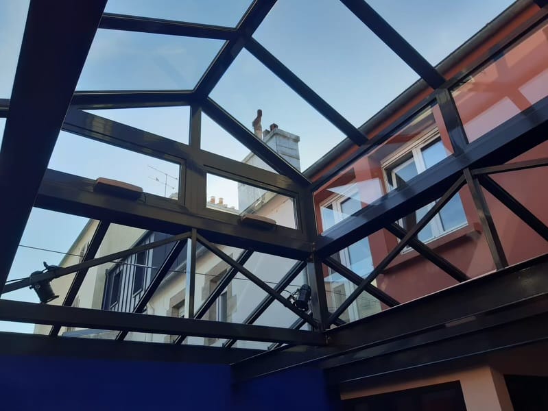 découvrez nos services de nettoyage de verrières pour redonner éclat et transparence à vos installations. profitez d'un nettoyage professionnel pour éliminer poussière et traces tout en préservant l'intégrité de vos vitrages.