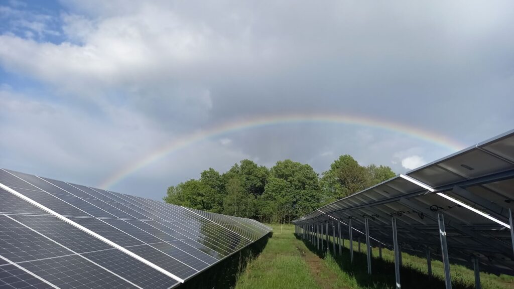 découvrez les normes régissant les panneaux solaires, essentielles pour garantir leur efficacité, leur sécurité et leur conformité. informez-vous sur les standards techniques, environnementaux et de performance pour optimiser vos projets d'énergie solaire.