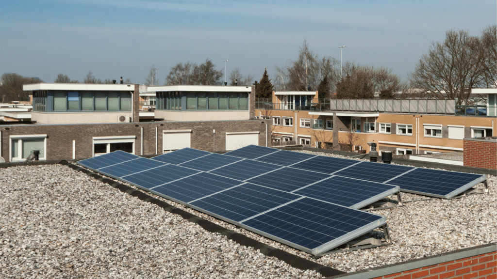 découvrez comment optimiser l'installation de panneaux photovoltaïques sur un toit plat pour maximiser votre production d'énergie solaire. profitez de conseils pratiques et de solutions innovantes pour améliorer l'efficacité de votre système photovoltaïque.