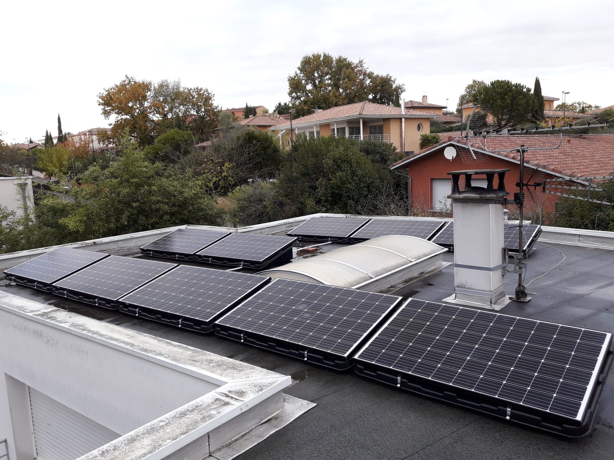 découvrez comment optimiser l'efficacité de vos panneaux photovoltaïques sur le toit. apprenez des astuces pratiques pour maximiser la production d'énergie, prolonger la durée de vie de vos installations et réduire vos factures d'énergie. un guide essentiel pour tirer le meilleur parti de votre investissement solaire.