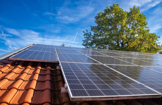découvrez comment optimiser l'angle de vos panneaux photovoltaïques sur le toit pour maximiser leur efficacité et augmenter votre production d'énergie solaire. suivez nos conseils pratiques et techniques pour tirer le meilleur parti de votre installation.