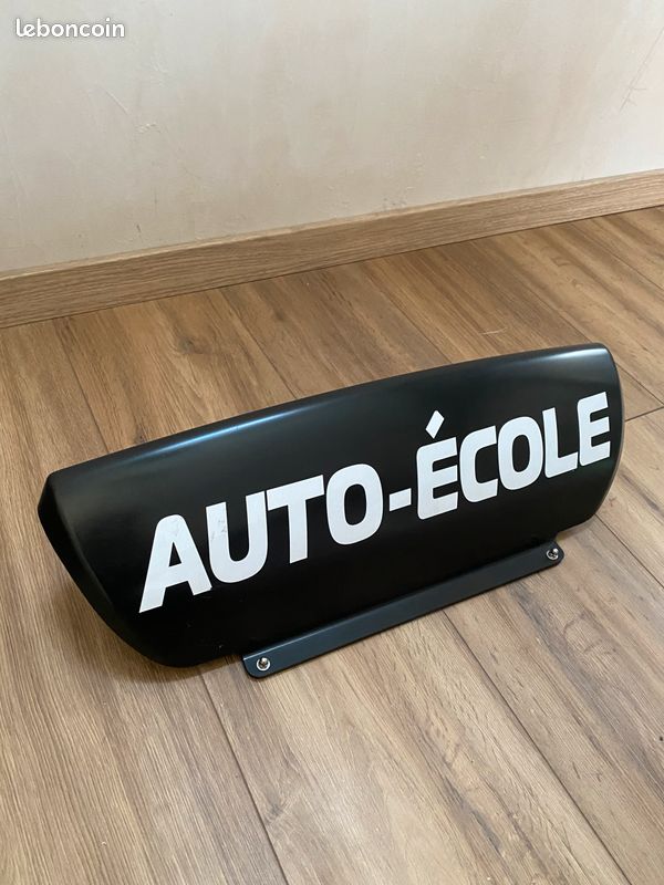 découvrez nos panneaux auto-école, conçus pour améliorer la sécurité routière et l'apprentissage des conducteurs. idéaux pour les centres de formation, ces panneaux permettent de signaler efficacement les zones d'apprentissage et de sensibiliser les usagers de la route.