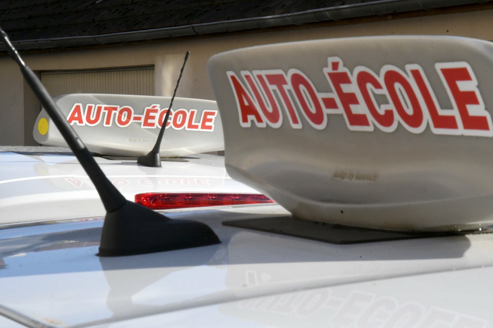 découvrez nos panneaux auto-école de haute qualité, conçus pour assurer la sécurité et l'efficacité des leçons de conduite. idéaux pour les formateurs et les élèves, nos panneaux respectent les normes en vigueur et facilitent l'apprentissage sur la route.