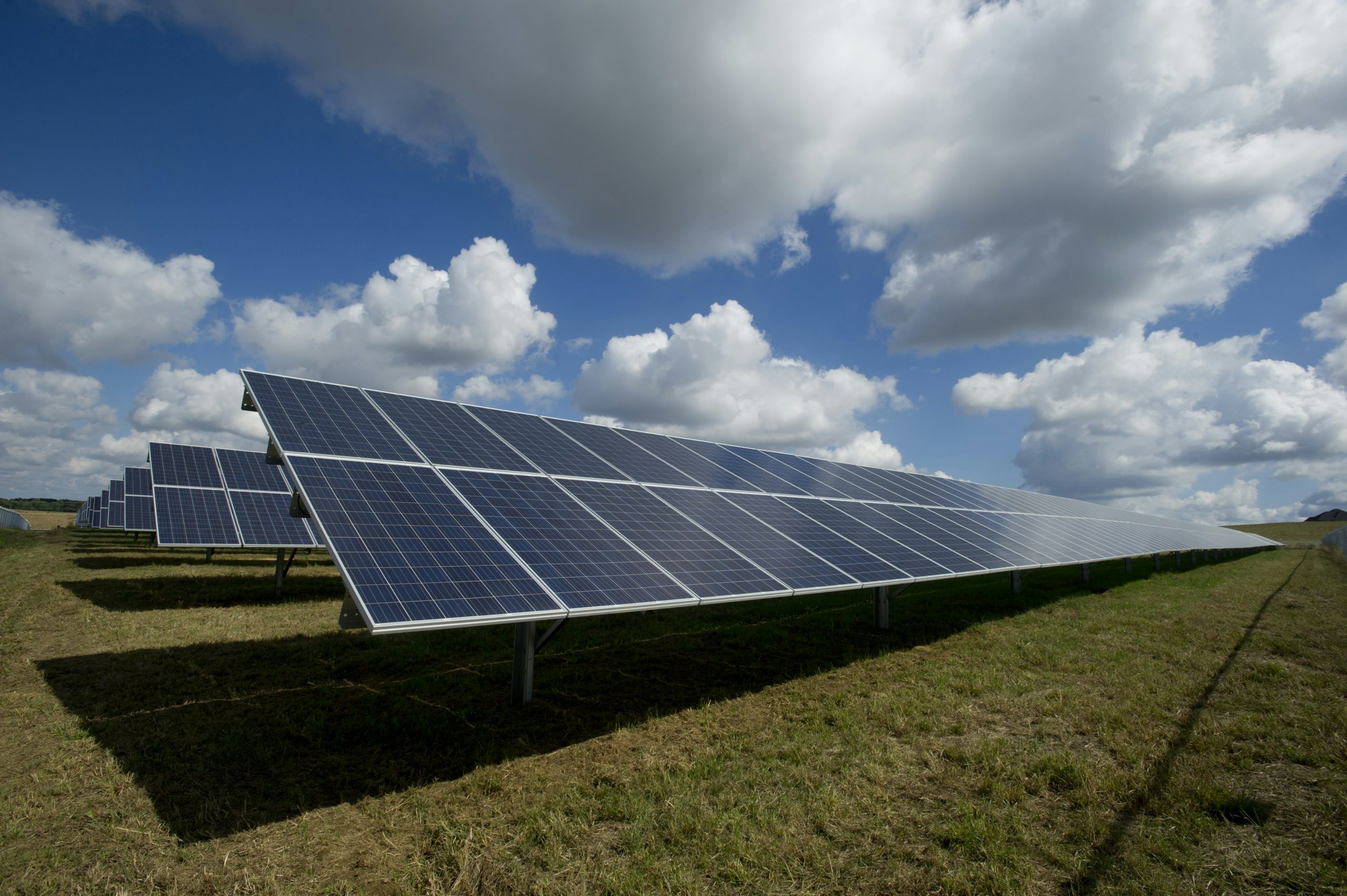 découvrez comment obtenir un panneau solaire gratuit et réduire vos factures d'énergie. profitez des subventions et des aides gouvernementales pour investir dans une énergie durable et économique. informez-vous sur les conditions et les démarches à suivre pour bénéficier de cette opportunité écologique.