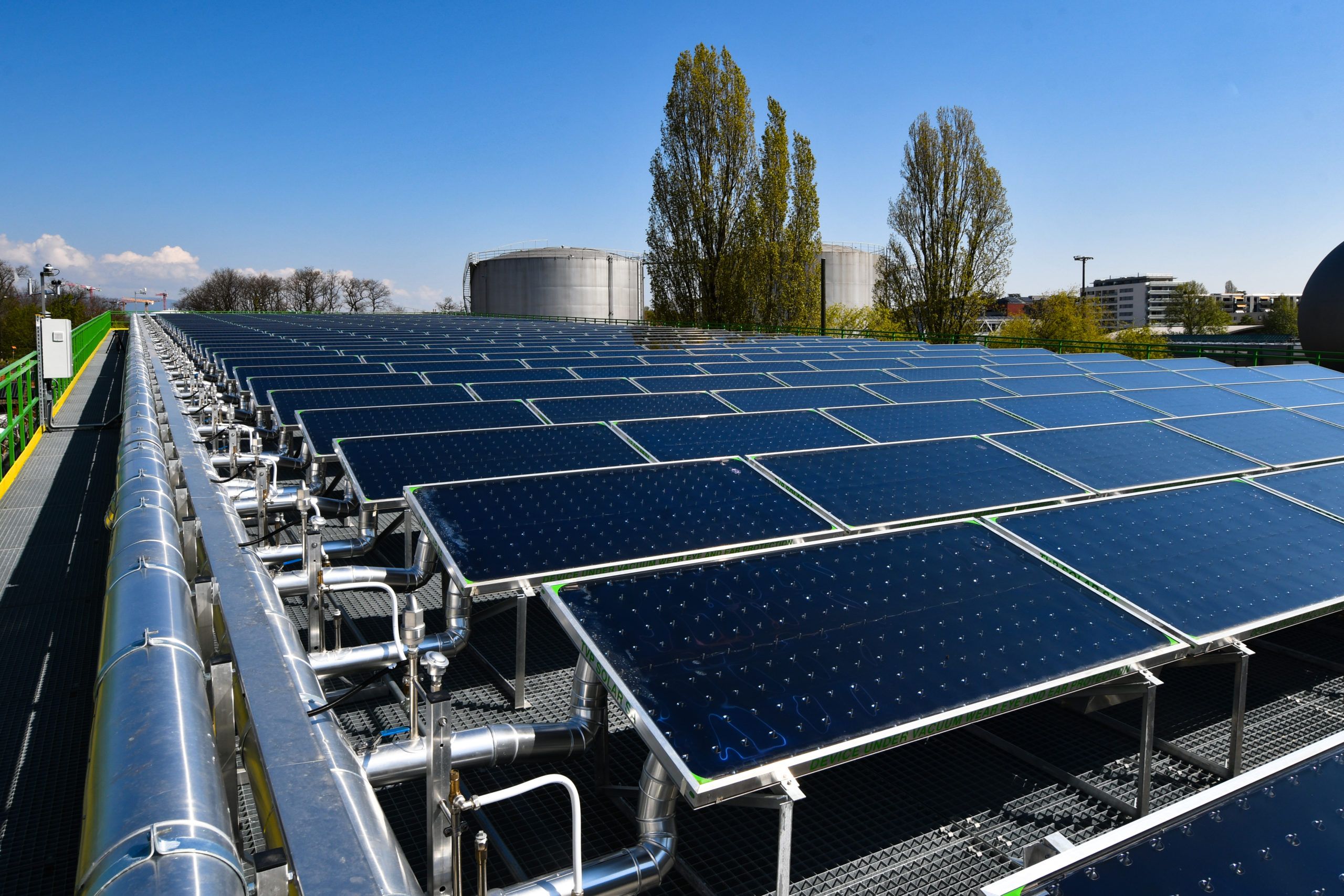 découvrez les avantages des panneaux solaires thermiques pour produire de l'eau chaude sanitaire et chauffer votre habitation. profitez d'une énergie renouvelable, économique et respectueuse de l'environnement. transformez les rayons du soleil en confort tout en réduisant votre facture énergétique.